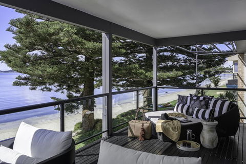 The Seaview - Designer Beachfront House - Renee 0