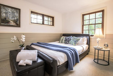 The Stone On The Hill - 3 Bedroom House - Internet Find 3