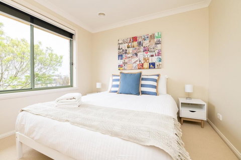 The Tinnock Entertainer Large & Comfy + Wifi - Renee 2