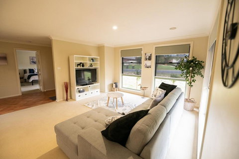 The Tinnock Entertainer Large & Comfy + Wifi - Renee 1