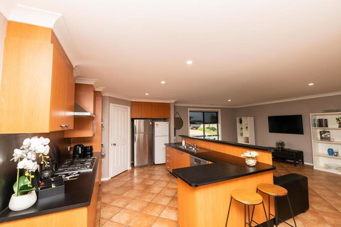 The Tinnock Entertainer Large & Comfy + Wifi - Renee 3