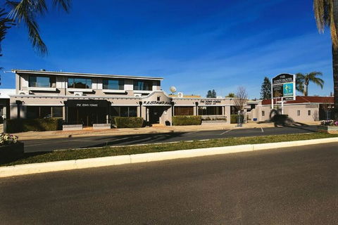 The Town House Motor Inn - Renee 1