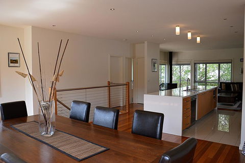 The Track - Beautiful Townhouse In Bright - Renee 3