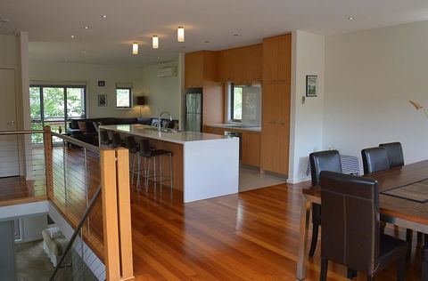The Track - Beautiful Townhouse In Bright - Renee 1