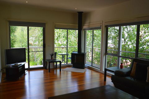 The Track - Beautiful Townhouse In Bright - Renee 2