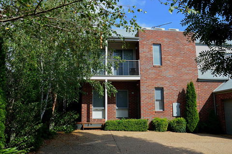 The Track - Beautiful Townhouse In Bright - Renee 0