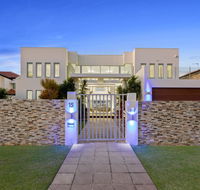 The White House GC Waterfront Home Cinema Jacuzzi Heated Pool - Internet Find
