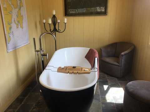 The Woolshed And Farmhouse Blue, Bruny Island - Renee 3