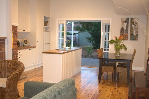 The Yellow Daisy - Renee 0