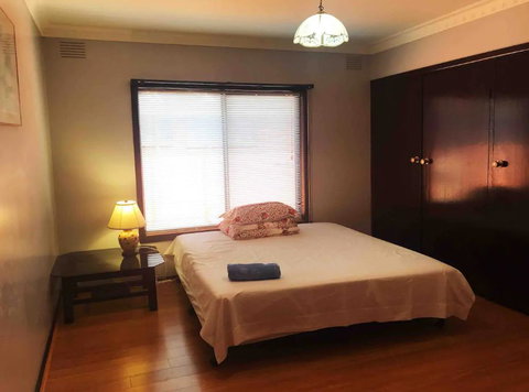 Thomastown Antique House Room 1 - Swimm 0