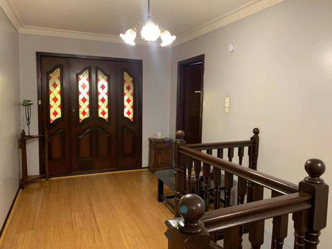 Thomastown Antique House Room 5 - Renee 2