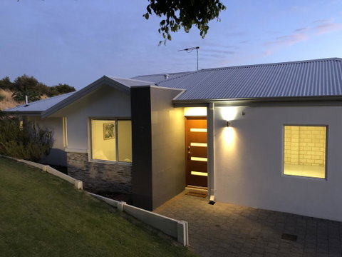 Three Bedroom, Two Bathroom Family Home - Internet Find 0