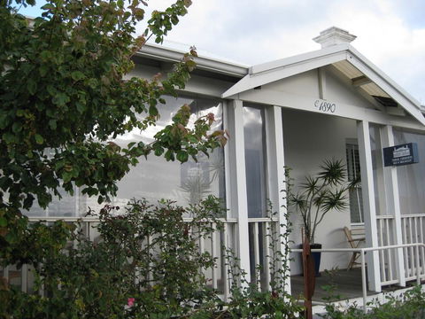 Three Chimneys Bed And Breakfast Boutique Guest House - Renee 0