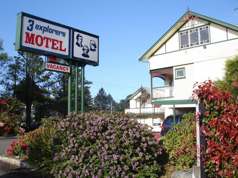 Three Explorers Motel - Swimm 1