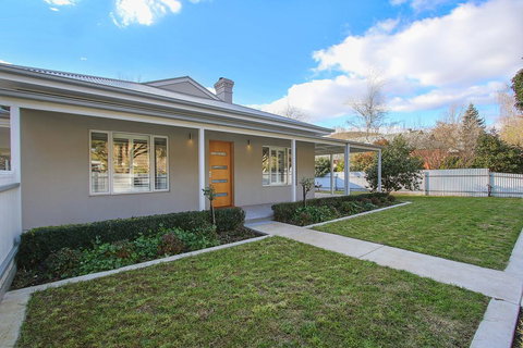 Three Sisters - Renee 0