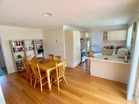 Tidy Home In A Leafy Suburb, Great Location - Renee 2