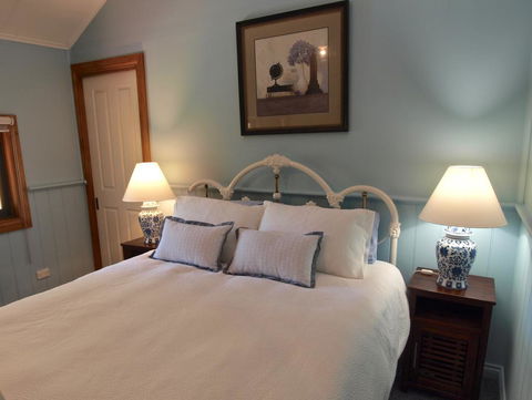 Tiffany's Country Cottages - Renee 0