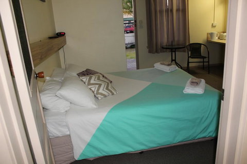 Tocumwal Hotel Motel (The Palms) - Renee 0