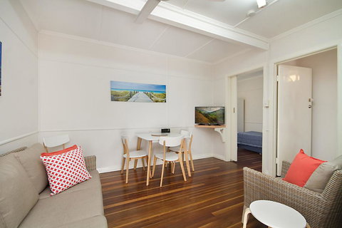 Tondio Terrace Flat 5 - Pet Friendly, Ground Floor Budget Style Accommodation - Renee 1