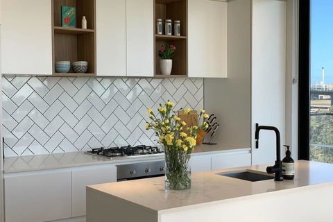 Top Floor Views, Yarraville, 2 Bedroom, 2bathroom - Renee 1