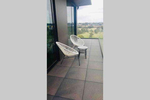 Top Floor Views, Yarraville, 2 Bedroom, 2bathroom - Renee 0