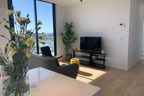 Top Floor Views, Yarraville, 2 Bedroom, 2bathroom - Renee 2