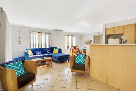 Townhouse In The Heart Of Port Stephens - Internet Find 2