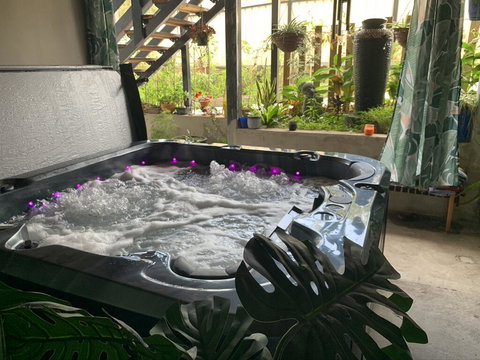 Tranquil Spa Retreat - Qld Realsetate 1