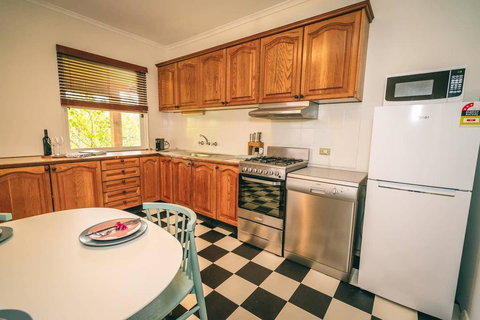 Treasure On Bagot-Free Wifi/Netflix-Close To CBD - Renee 3