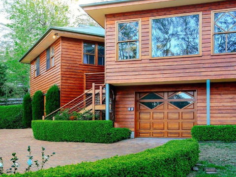 Treetops - Elegant, Inviting, Designer, Cedar Home - Renee 2