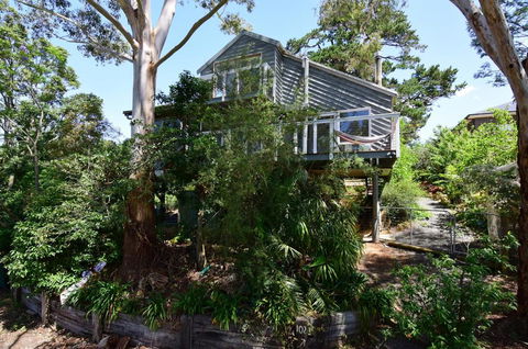 Treetops - Newly Renovated, In The Village! - Renee 0