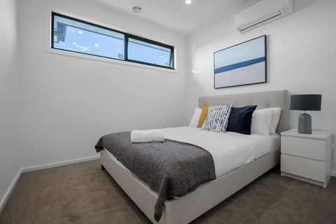 Trendy Sweet Home 4Beds@Blackburn South - Internet Find 3