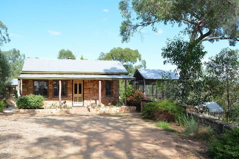 Trestrail Cottage B & B - Petrol Stations 0