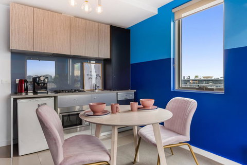 Trendy And Central One Bed Apartment With Views - Qld Realsetate 3