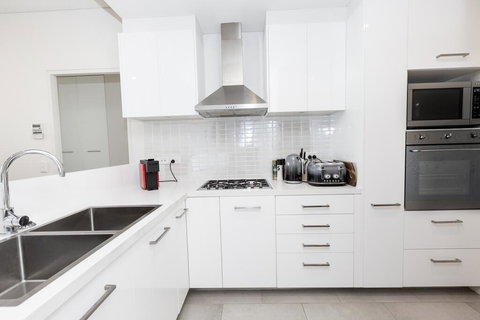 Trendy, Self Contained Inner City Apartment - Renee 1