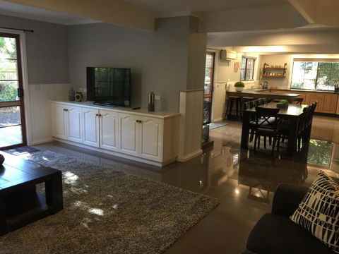 Tudor House - Large Family Home - Renee 3