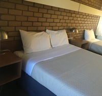 Tudor House Motel - Renee