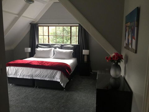 Tudor House - Large Family Home - Renee 0