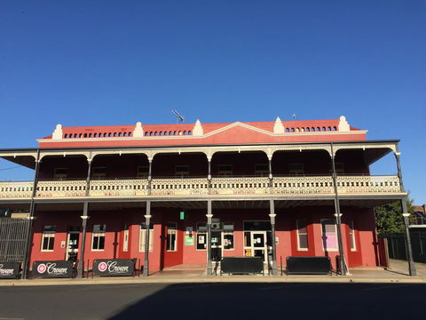 Tumut Star Hotel - Renee 0