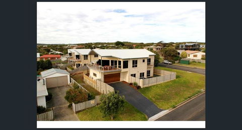 Twelve Apostles Beach House B&B - Renee 0