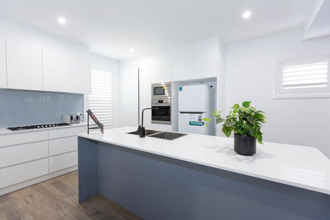 TWO TEN Sleeps 10! Luxury CBD Accommodation - Internet Find 3