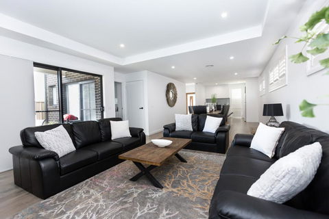 TWO TEN Sleeps 10! Luxury CBD Accommodation - Internet Find 2