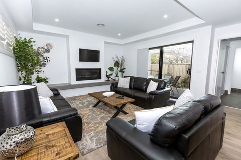 TWO TEN Sleeps 10! Luxury CBD Accommodation - Internet Find 0