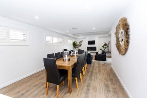 TWO TEN Sleeps 10! Luxury CBD Accommodation - Internet Find 1