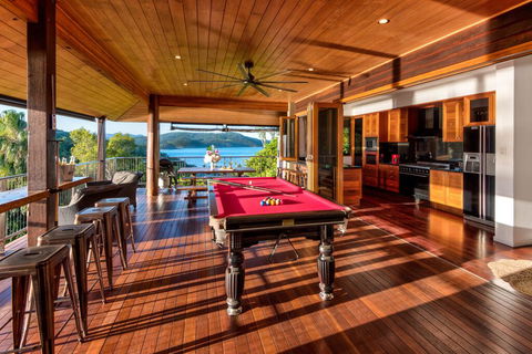 Uisce Luxury Holiday House With Jacuzzi Pool Table Cinema Premium Foxtel And Two Buggies - Internet Find 3
