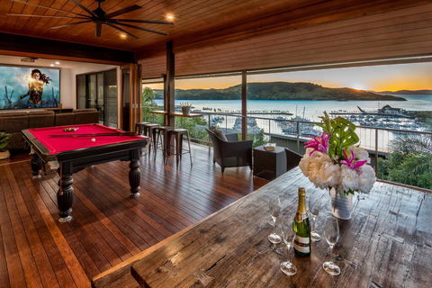 Uisce Luxury Holiday House With Jacuzzi Pool Table Cinema Premium Foxtel And Two Buggies - Internet Find 2