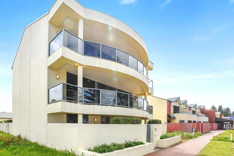Ultimate Esplanade - 3 Storey Experience - WiFi - Petrol Stations 3