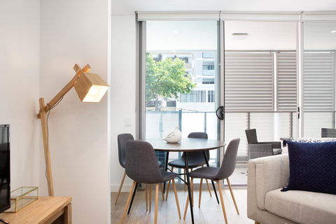 Ultra Modern Studio Suite With Balcony Near Shops - Petrol Stations 2