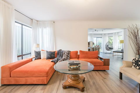 ULTRA SPACIOUS STYLISH HOME IN PRESTONS - SYDNEY - Petrol Stations 0