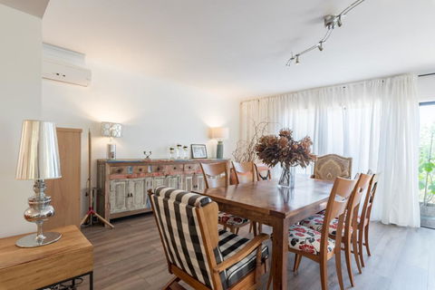 ULTRA SPACIOUS STYLISH HOME IN PRESTONS - SYDNEY - Petrol Stations 1